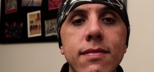 El artista, con su cara de entrevista