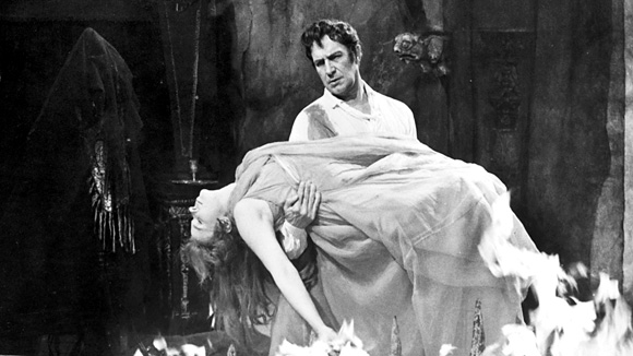 Vincent Price y Elizabeth Shepherd en <em>La tumba de Ligeia</em>