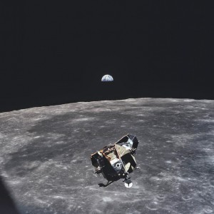 El módulo de mando del Apolo 11, fotografiado delante de la Luna por el astronauta Michael Collins